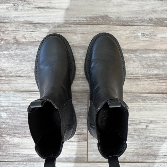 Waterproof Artica Boots - Picture 3 of 5